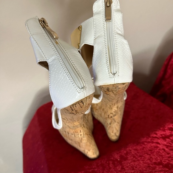 Red Kiss These shoes are a size 5.5 white with zipper up the back, Super Sexy - Picture 4 of 6